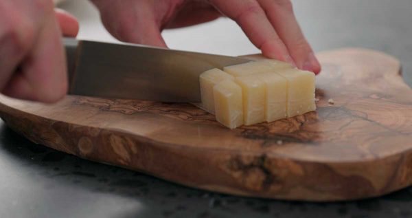 Cuchillo y tabla para cortar queso